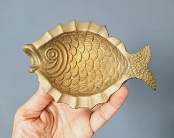 Assiette à poisson en laiton gravé, porte-anneaux à bijoux vintage, cendrier allemand