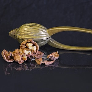 Cascanueces de latón vintage con forma de nuez, estilo francés, años 70. Artículos de cocina.