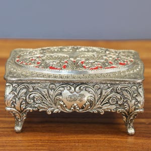 Boîte à bijoux victorienne ancienne, boîte à bijoux ornée en métal argenté, boîte à bijoux de style victorien à collectionner, boîte de toilette de style victorien.