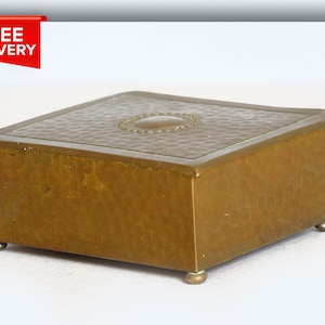 Scatola per sigari Humidor in ottone Art Nouveau. Scatola per gingilli in legno e ottone. Scatola in ottone martellato a mano. Scatola per gioielli in ottone con base in legno.