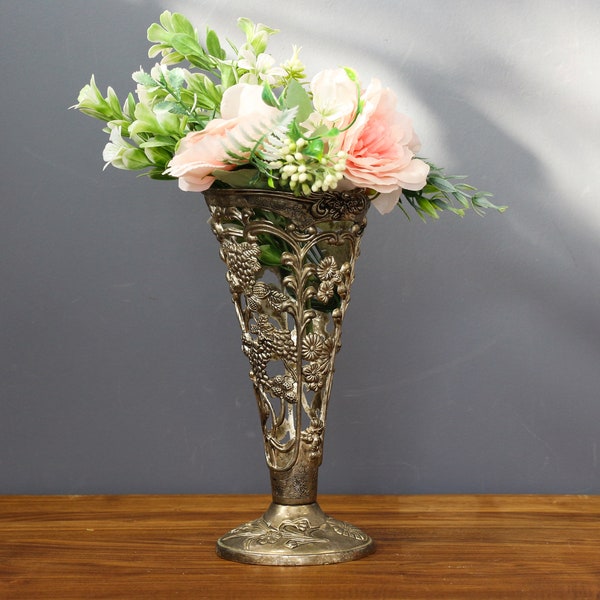 Vase plaqué argent Art Nouveau, urne florale victorienne ornée, décor de maison en relief pour fleurs sèches, cadeau élégant pour elle.