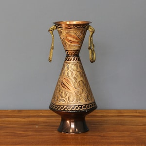 Vase turc vintage en cuivre fait main. Vase islamique peint à la main avec des poignées-oreilles en bronze, émaillé, amphore unique de taille moyenne de taille moyenne.