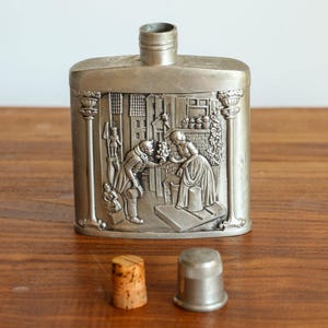 Frasco de bolsillo vintage con adornos artísticos, frasco en relieve de Alemania, minibotella de peltre, frasco adornado con 95 % Zinn, regalo inusual para él. imagen 7