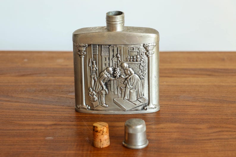 Frasco de bolsillo vintage con adornos artísticos, frasco en relieve de Alemania, minibotella de peltre, frasco adornado con 95 % Zinn, regalo inusual para él. imagen 7