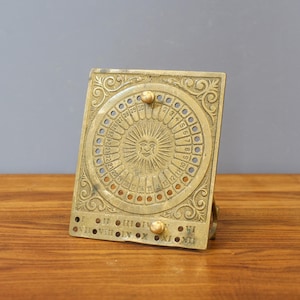 CALENDARIO PERPETUO DE LATÓN macizo con motivo solar, decoración vintage antigua de los años 30, astrología mágica. Centro de mesa para el hogar y la oficina.