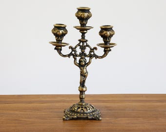 Antik fransk mässingsljusstake med keruber - barock trippelljusstake