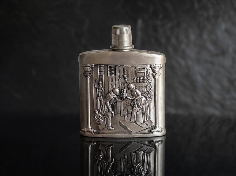 Frasco de bolsillo vintage con adornos artísticos, frasco en relieve de Alemania, minibotella de peltre, frasco adornado con 95 % Zinn, regalo inusual para él. imagen 1
