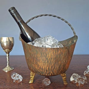 Enfriador de vino martillado con asa y patas, enfriador de champán con trípode, artículos de bar rústicos de cobre - Cubitera con patas y asa retorcida