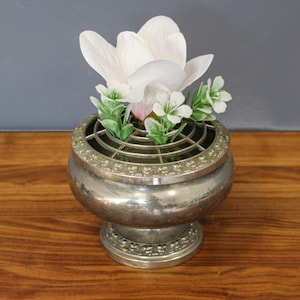 Grande ciotola con rose placcata in argento, ciotola con boccioli in argento ornata, ciotola con rose IANTHE-Inghilterra, vaso con fiori in argento, fioriera per matrimonio placcata in argento.