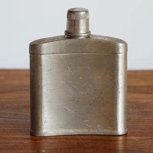 Frasco de bolsillo vintage con adornos artísticos, frasco en relieve de Alemania, minibotella de peltre, frasco adornado con 95 % Zinn, regalo inusual para él. imagen 5