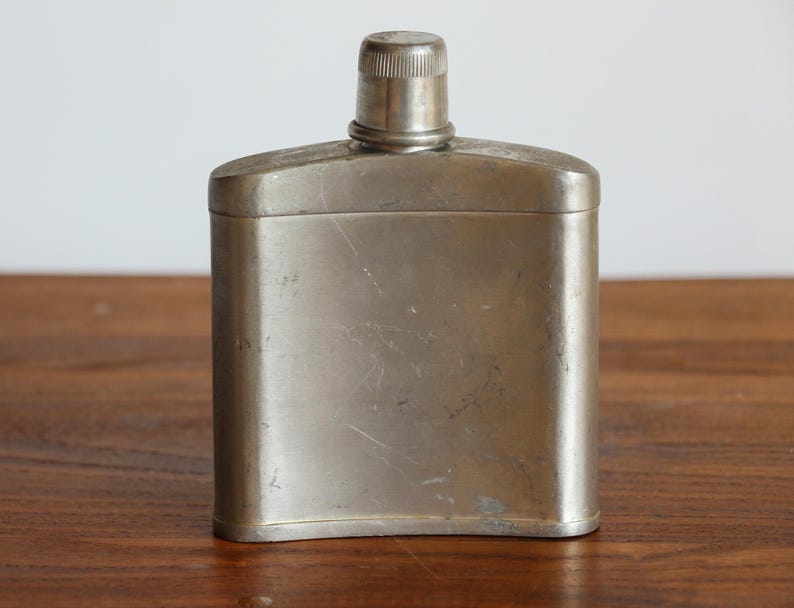Frasco de bolsillo vintage con adornos artísticos, frasco en relieve de Alemania, minibotella de peltre, frasco adornado con 95 % Zinn, regalo inusual para él. imagen 5