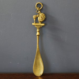 Brass Shoe Horn Lady, Old lady Eating Apple Handle, Collectible Retro Ornament, Home Decor, Accessories for shoes, Elegant Brass Shoe Horn.