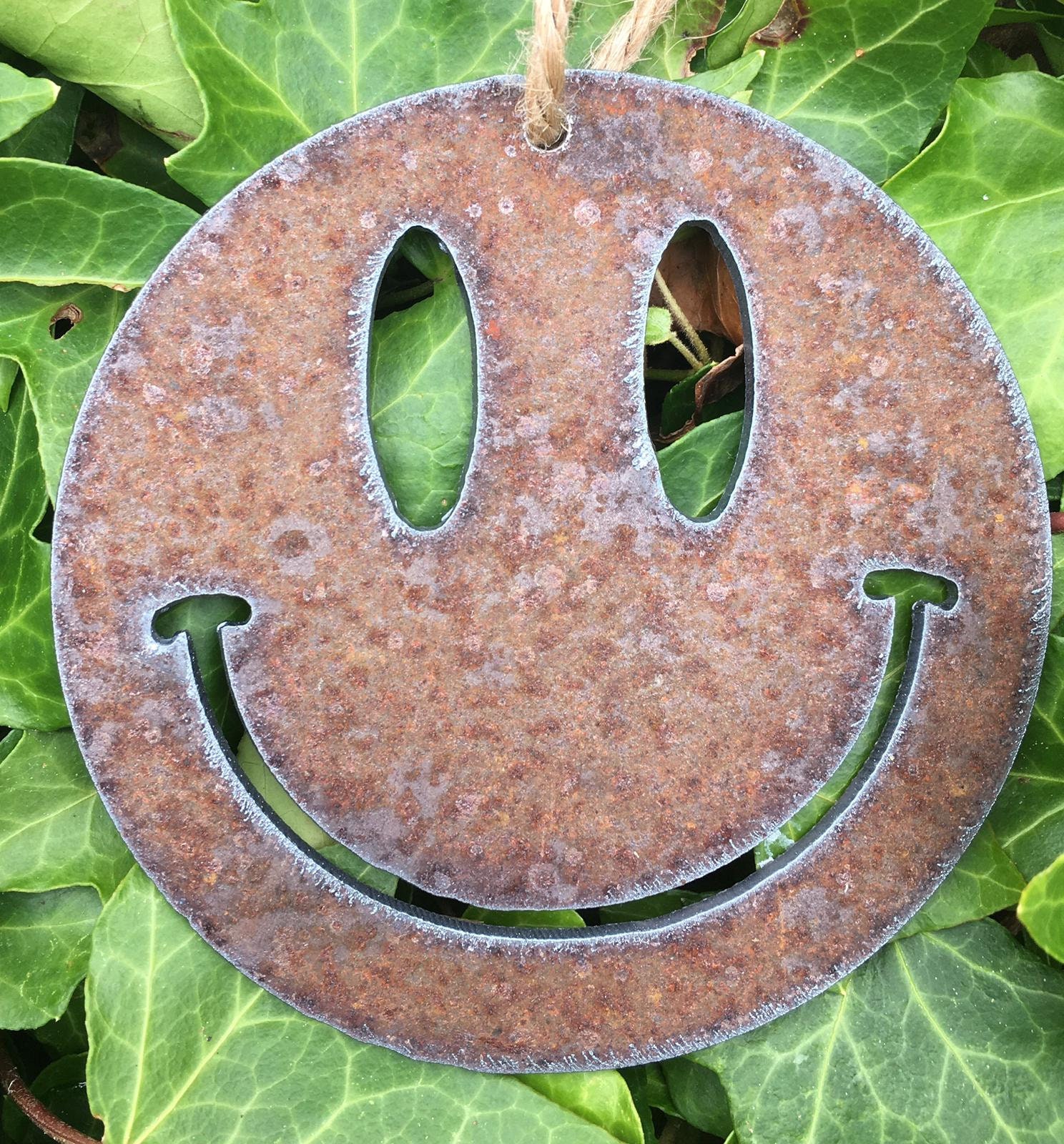Rustic Smiley Face Christmas Tree Decoration: Rusty Metal Wall Art