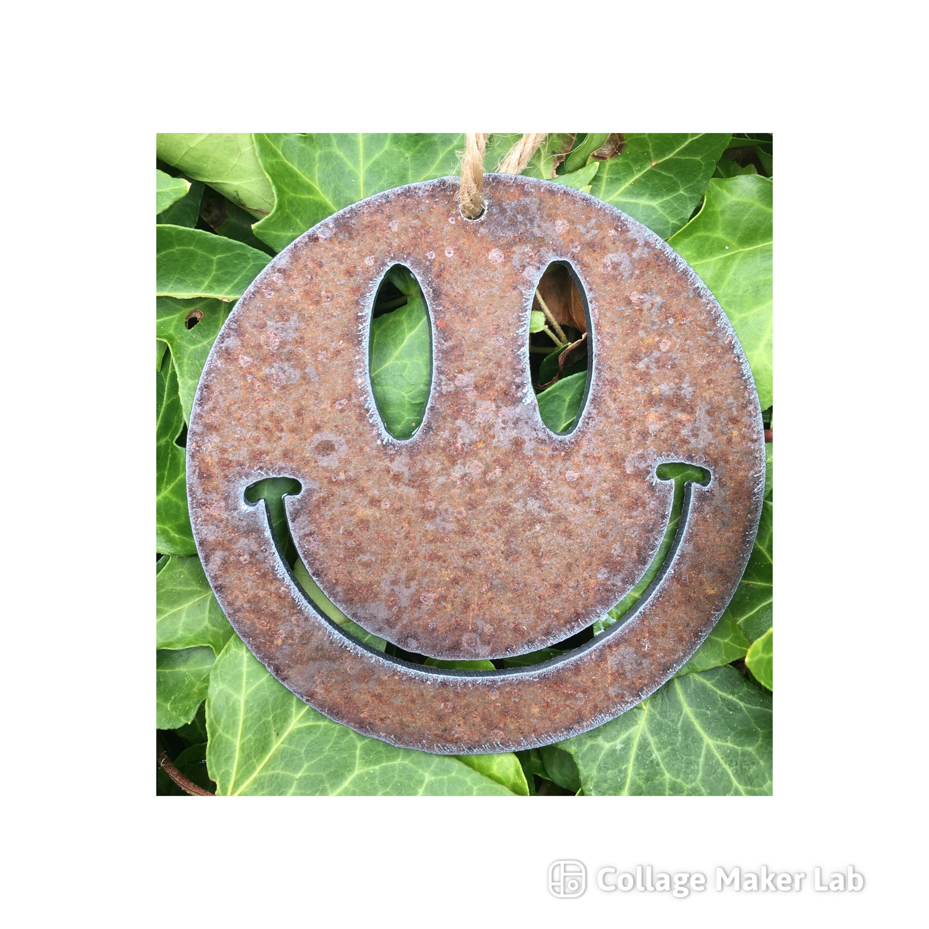 Rustic Smiley Face Christmas Tree Decoration: Rusty Metal Wall Art