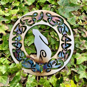 Keltischer Hase Mond Metall Wandkunst: Heidnische Gartenplakette, keltische Knoten, Mond schauender Hase, Druid Geschenke, Hexerei Wohnkultur für Weihnachten.