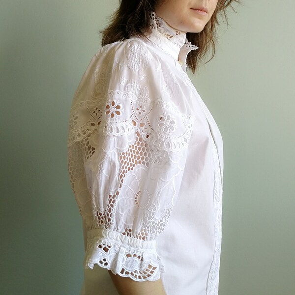 White cotton folk blouse with operated puffed sleeves with sangallo lace and operated closure and collar