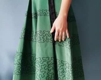 1950s full skirt green dress with embroidered piping pattern