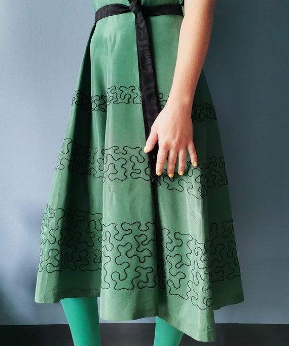 1950s full skirt green dress with embroidered pip… - image 1