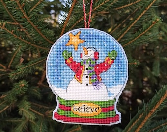 Decorazione natalizia a forma di pupazzo di neve e stella. Decorazione a palla di neve ricamata a mano, pallina per albero di Natale a punto croce.