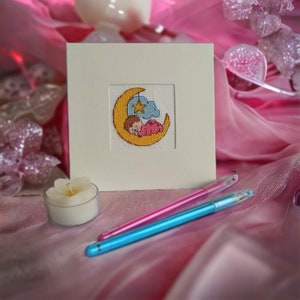 Neugeborene Baby Mädchen Grußkarte, Geschenk für eine frischgebackene Mama. Kreuzstich handgemachte Postkarte Baby on the Moon