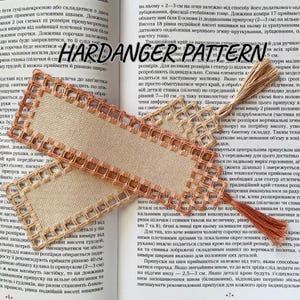 Puede incluir: Marcapáginas con patrón Hardanger hecho a mano con fondo beige y bordado marrón. El marcapáginas tiene una borla y el texto "HARDANGER PATTERN".