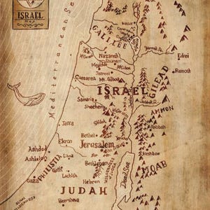 Könnte beinhalten: Eine antike Karte des alten Israels mit den Namen der Städte und Regionen in brauner Schrift. Die Karte ist auf einem pergamentartigen Hintergrund mit einem Kompass in der rechten unteren Ecke gezeichnet.
