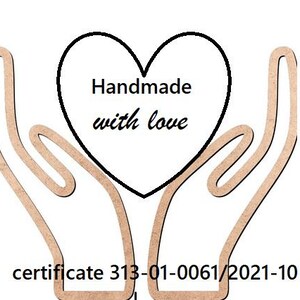 Może przedstawiać: Drewniany wz&oacute;r z dwoma stylizowanymi dłońmi obejmującymi serce. Serce zawiera napis "Handmade with love" w odręcznej czcionce. Na dole projektu znajduje się napis "certificate 313-01-0061/2021-10".