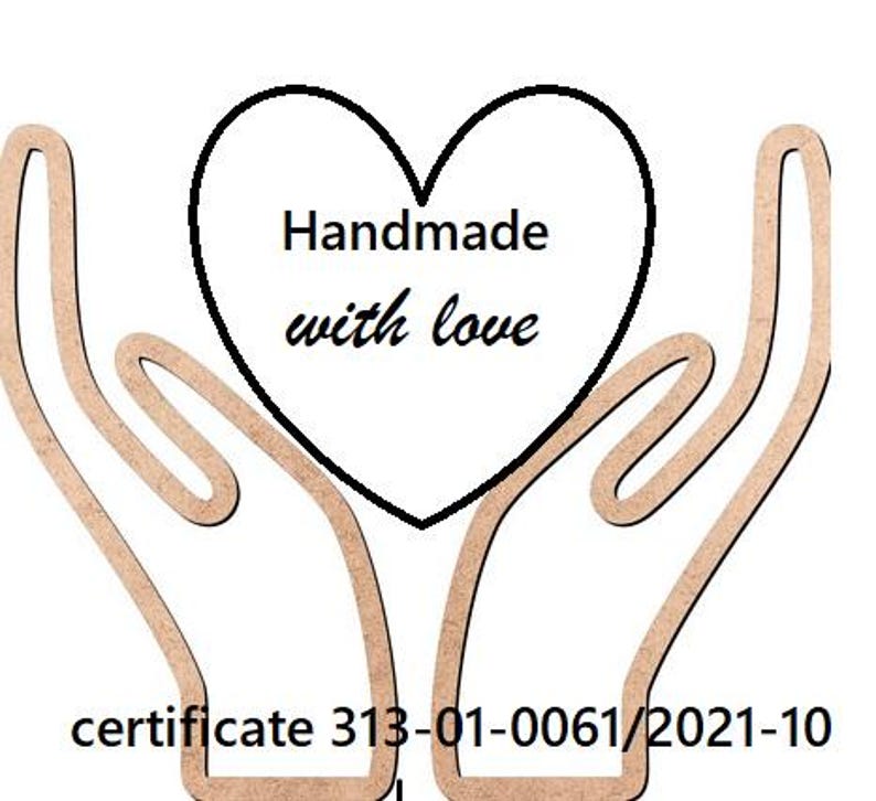 Może przedstawiać: Drewniany wz&oacute;r z dwoma stylizowanymi dłońmi obejmującymi serce. Serce zawiera napis "Handmade with love" w odręcznej czcionce. Na dole projektu znajduje się napis "certificate 313-01-0061/2021-10".