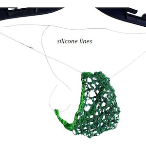 Peut inclure: Un cintre en plastique noir avec un filet vert à tissage ouvert suspendu par des fils de silicone. Le texte "silicone lines" est visible. Le filet est d'un vert vif et semble fait à la main.