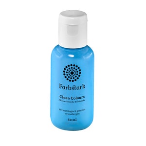 Könnte beinhalten: Eine blaue Plastikflasche mit wasserlöslichem Make-up mit der Aufschrift "Farbstark Clean Colours Wasserlösliche Schminke dermatologisch getestet hypoallergen 50 ml".