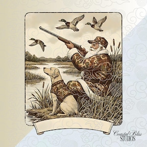 Op de afbeelding: Vintage illustratie in sepia van een jager die op vliegende eenden richt. Een gele Labrador, gekleed in een camouflagevest, zit ernaast. De scène speelt zich af in een moeras met hoog gras en water, met als thema jagen.