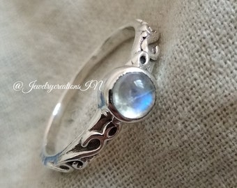 Rainbow Moonstone Ring,92.5 % Silver Ring,June Birthstone,Natural Gemstone,Deep Blue Flash,Dainty,Filigree Ring,Mediation Ring,Promise Ring