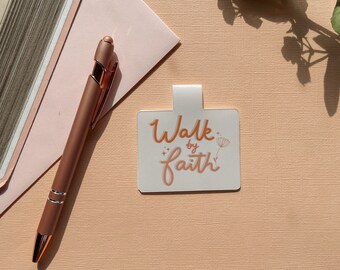 Marque-page magnétique « Walk by Faith » | Livres, Cadeau livresque, Mignons signets, Cadeau pour les amateurs de lecture, Accessoires de club de lecture, Signet biblique, Christian