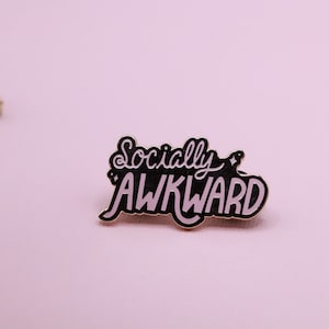Pin de esmalte dourado socialmente estranho | Pin de ouro, pin de esmalte dourado | Amor próprio, Pin de ditados engraçados | Citações relacionáveis