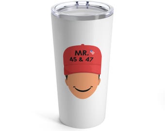 Puede incluir: Un vaso de acero inoxidable blanco con una ilustración roja y blanca de una persona que lleva una gorra de béisbol roja con el texto "MR. 45 & 47" en la parte delantera.
