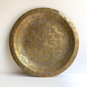 Vintage hammered etched ornate brass charger plate wall hanging with patina / 12-inch wall plate