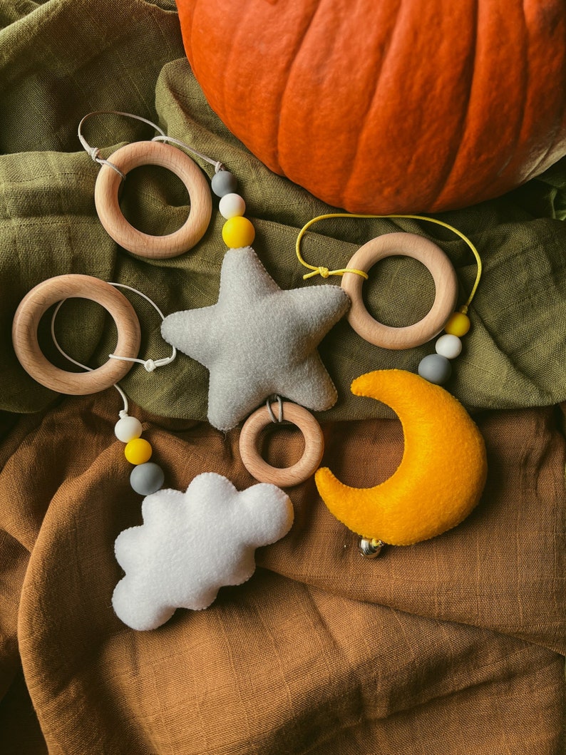 I giocattoli da palestra per bambini impostano tre giocattoli ad alto contrasto, centro attività, palestra per bambini in legno, stella gialla giocattolo Montessori, nuvola, luna, regalo Babyshower immagine 1