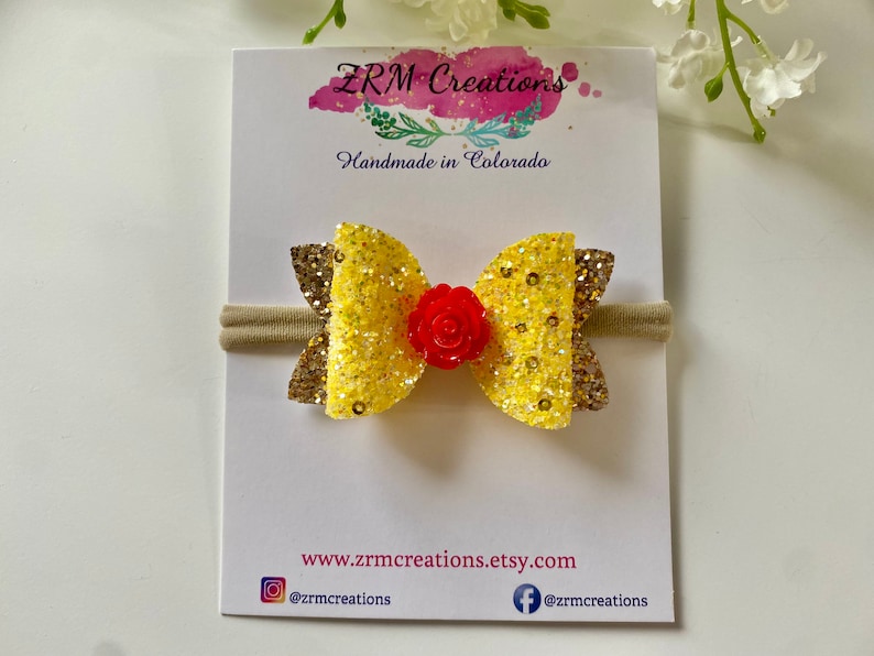 K&ouml;nnte beinhalten: Gelber und goldener Glitzerbogen mit roter Bl&uuml;te in der Mitte auf einem nudefarbenen elastischen Haarreif. ZRM Creations Handgefertigt in Colorado. www.zrmcreations.etsy.com @zrmcreations @zrmcreations