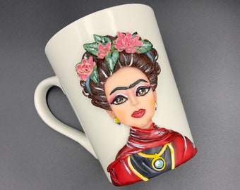 フリーダ・カーロ マグカップ：手作り花柄陶器コーヒーマグ、16オンス