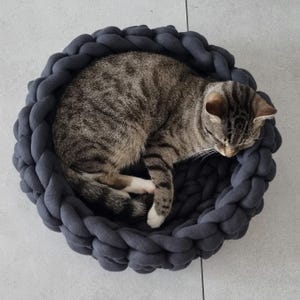 Cat bed, cat basket, dog bed, dog basket, chunky knit, grey or cream, 50 cm diameter, softly padded