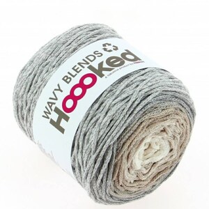 Può includere: Un gomitolo di filato grigio, beige e bianco con la scritta "WAVY BLENDS Hoooked A fabulous product by Hobbii" sull'etichetta.