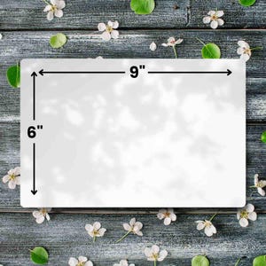 Peut inclure: Un panneau rectangulaire blanc aux coins arrondis, pr&eacute;sentant des fl&egrave;ches noires et du texte indiquant des dimensions de 22,86 cm de largeur et 15,24 cm de hauteur. Le panneau poss&egrave;de une surface blanche unie avec un l&eacute;ger effet d'ombre.