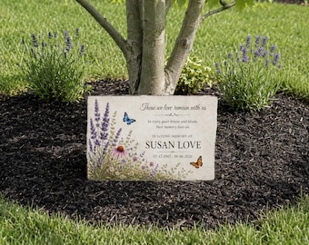 Pierre tombale personnalisée pour jardin, plaque commémorative avec papillons et fleurs sauvages, en souvenir d'un être cher disparu. Cadeau pour les proches endeuillés.