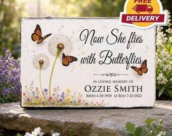 Piedra conmemorativa personalizada para jardín, piedra conmemorativa de mariposa, ahora vuela con mariposas, regalo de condolencia por la pérdida de una madre.