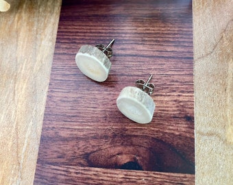 Boucles d'oreilles en bois de cerf, bijoux terreux bruts, cadeau de fille de chasseur, boucles d'oreilles neutres minimalistes, amoureux de la nature, ambiance de base de chalet