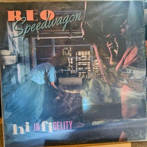 Puede incluir: Portada del álbum "Hi Infidelity" de REO Speedwagon. La carátula del álbum presenta el nombre de la banda en letras rojas y turquesas. La carátula del álbum muestra a una mujer con un vestido azul y a un hombre tocando la flauta con un horizonte de la ciudad al fondo.