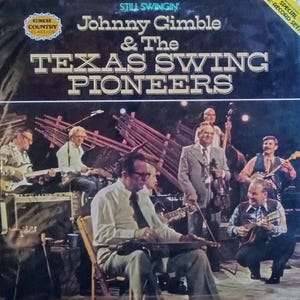 Op de afbeelding: Een vintage vinyl platenhoes met Johnny Gimble & The Texas Swing Pioneers. De hoes heeft een zwart-wit foto van de band die op het podium speelt. De albumtitel "Still Swingin'" is in gele letters bovenaan de hoes gedrukt. Het album is een 2-platenset.