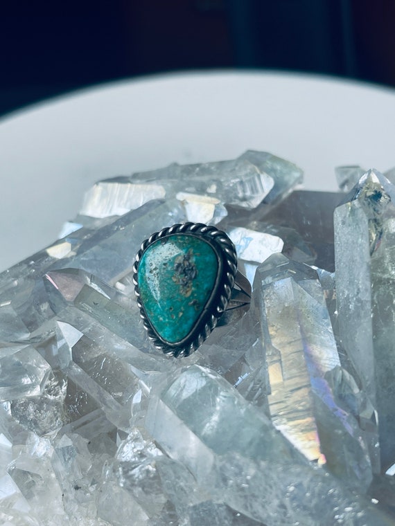 Size 8 Vintage Turquoise and Sterling Silver Ring - image 2