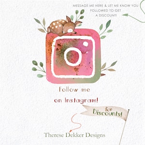 K&ouml;nnte beinhalten: Eine Aquarell-Illustration eines Instagram-Logos mit einem schlafenden Reh darauf. Der Text "Follow me on Instagram! for Discounts!" steht unter dem Logo. Der Text "Therese Dekker Designs" steht unter dem Text.