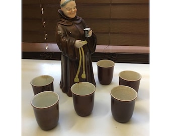 Decantador de vino antiguo Monk con 6 copas, década de 1940.